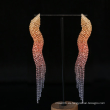 Pendientes de borla coloridos brillantes de diamantes de imitación populares de nuevo diseño Pendiente de mujer de desfile diario